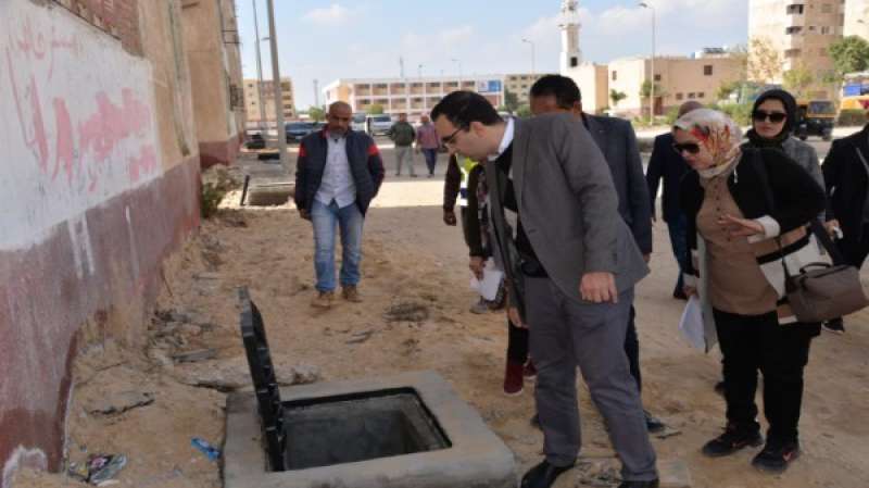 نائب محافظ الإسماعيلية يتابع حل مشاكل الصرف الصحي بمدينة المستقبل