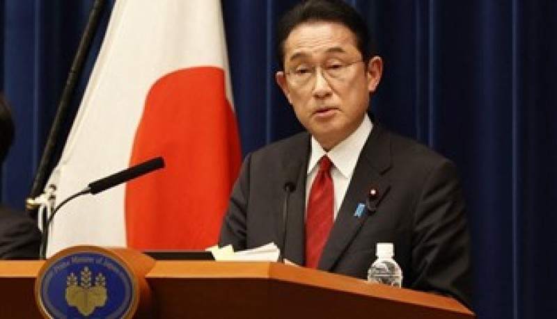 رئيس وزراء اليابان يفكر في استبعاد أحد معاونيه