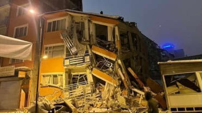 آثار الزلزال في تركيا 