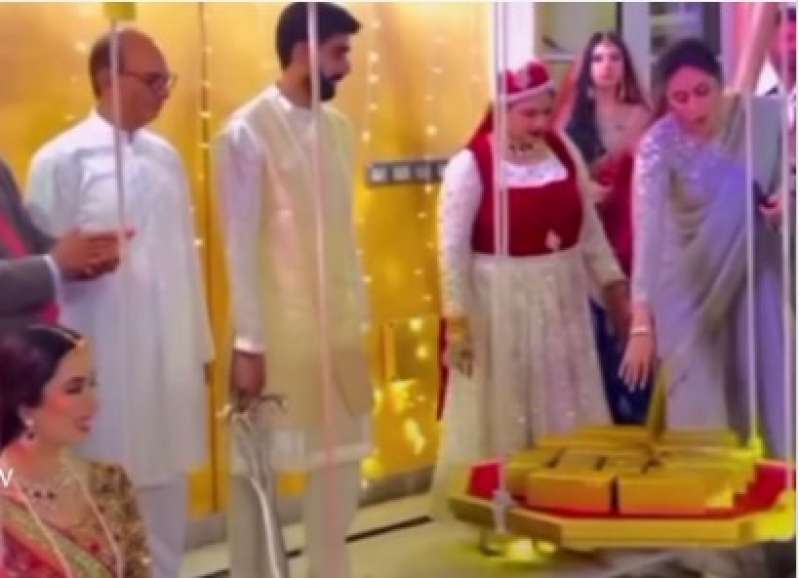 الحقيقة الصادمة .. عريس يزن عروسته بالذهب اثناء الزفاف | فيديو