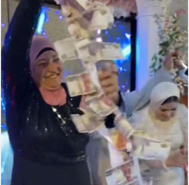 بطوق به 20 ألف جنيه .. اما تفاجأ أبنها يوم زفافة | صور