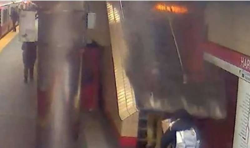 معجزة.. نجاة سيدة امريكية من سقوط سقف محطة المترو | فيديو