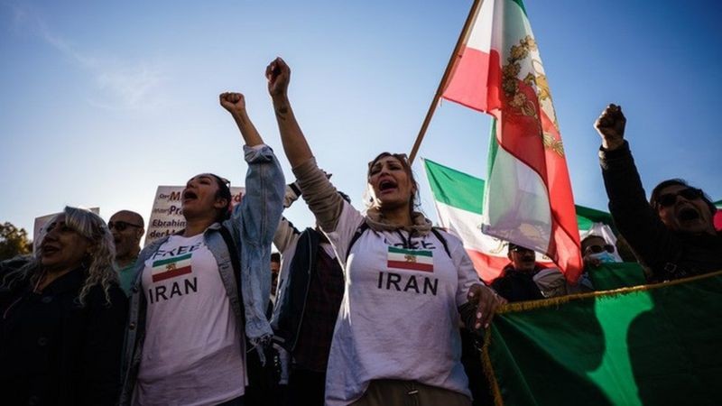 ”حالات التسمم” تشعل نيران الاحتجاجات في إيران