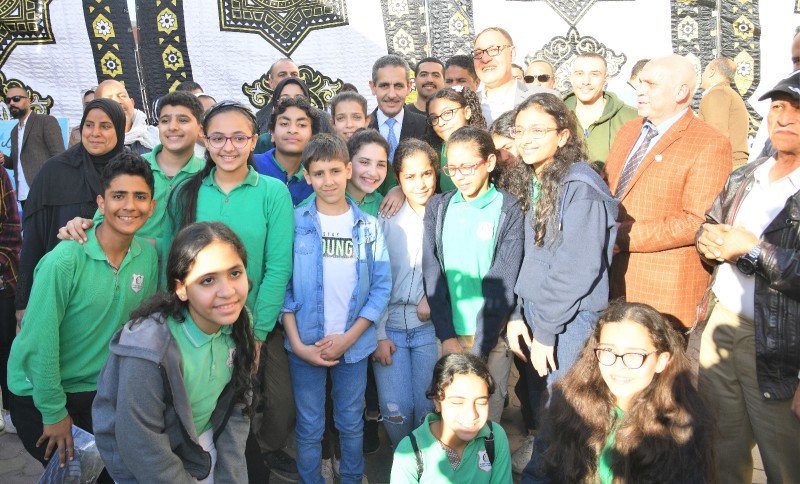 محافظ الغربية يشهد الفعاليات التوعوية لطلاب المدارس بساحة المسجد الأحمدي