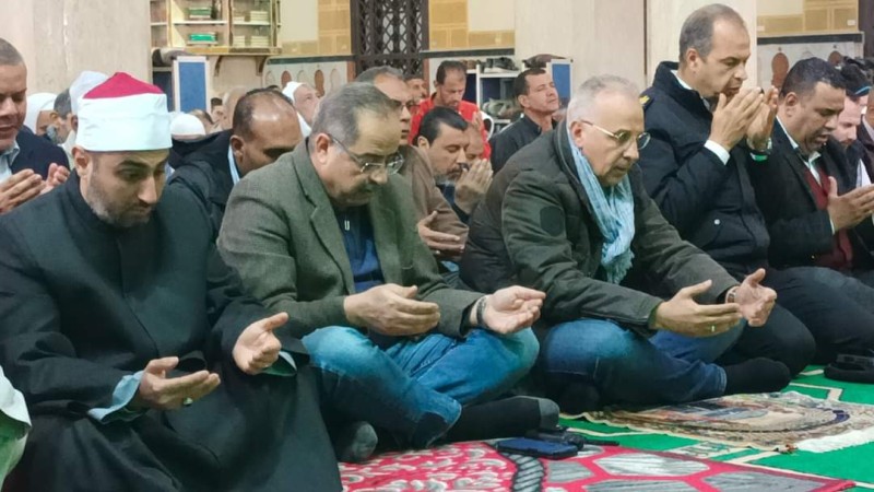 وزير الري يؤدي صلاة الجمعة بمسجد العارف بالله الدسوقي (صور)