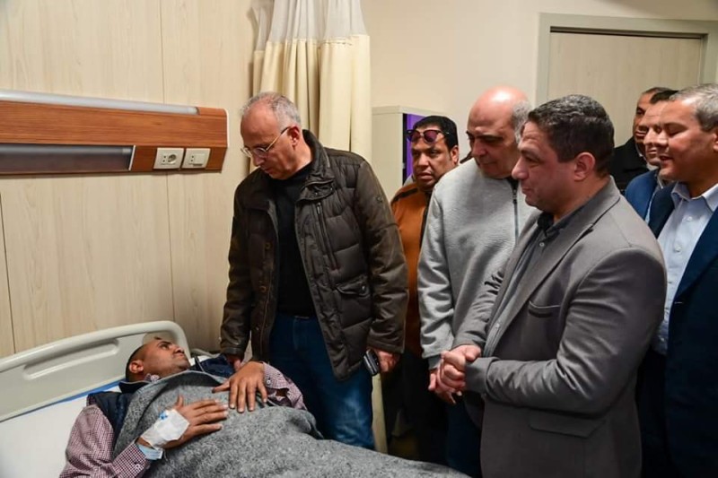 وزير الري يزور مصابي البحيرة في مستشفى كوم حمادة |صور