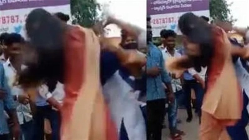 قتال عنيف بين طالبات جامعيات في الهند | شاهد