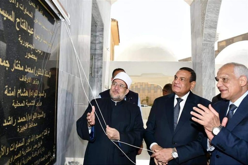 السادة الوزراء ومحافظ الجيزة أثناء افتتاح المسجد
