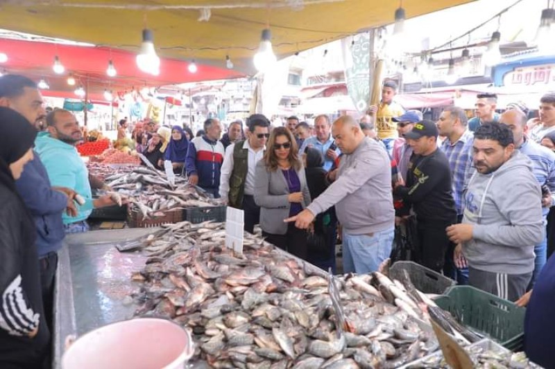 محافظ دمياط تتفقد الأسواق ومحال بيع الأسماك قبل العيد