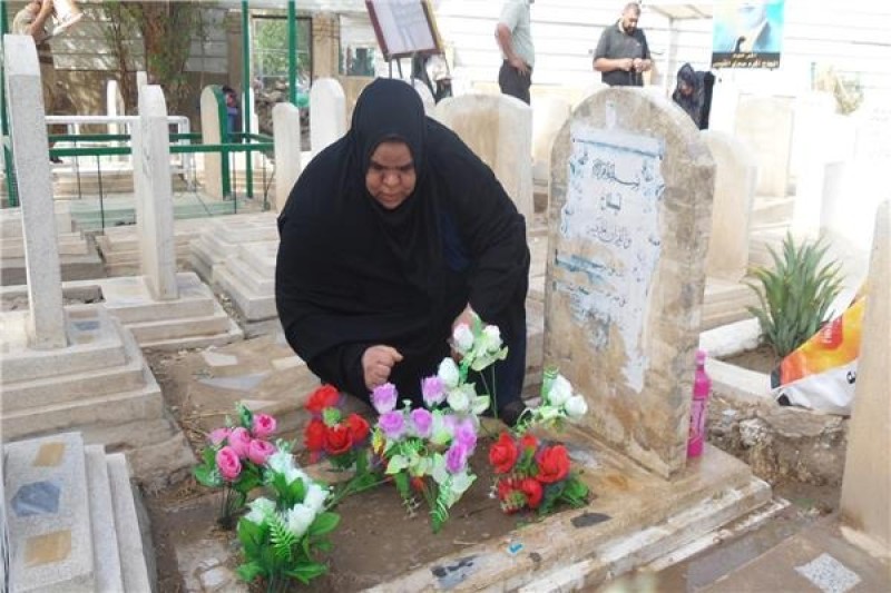 ما حكم زيارة القبور في العيد للرجال والنساء؟