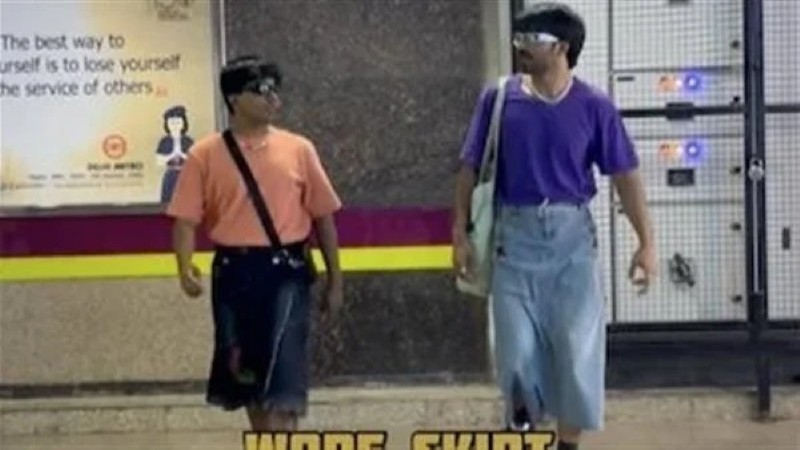 رجال يرتدون التنورة القصيرة في مترو دلهي لسبب غريب