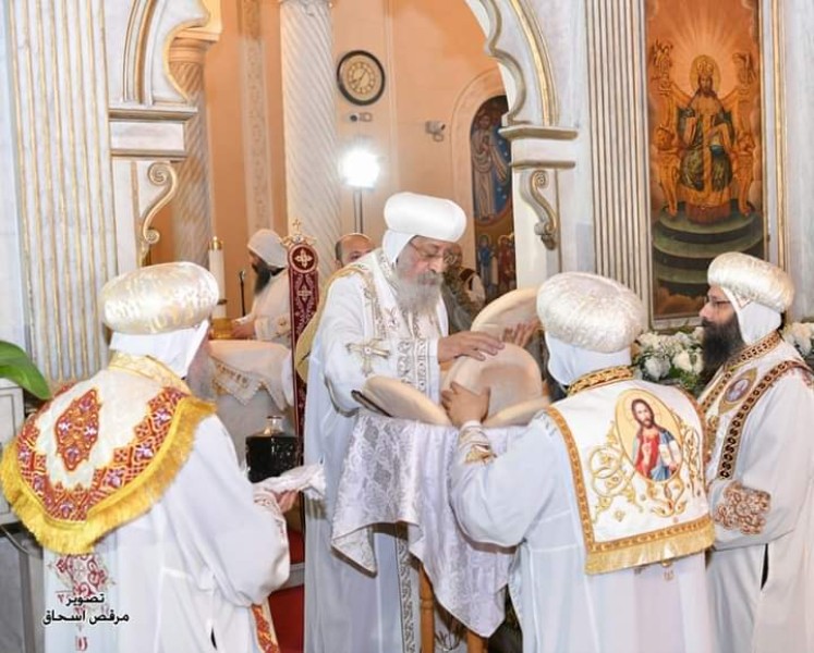 البابا تواضروس يصلي قداس عيد مارجرجس بالإسكندرية
