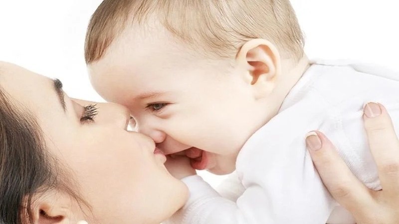 توقف عن تقبيل الرضع.. الصحة تحذر من أمراض خطيرة