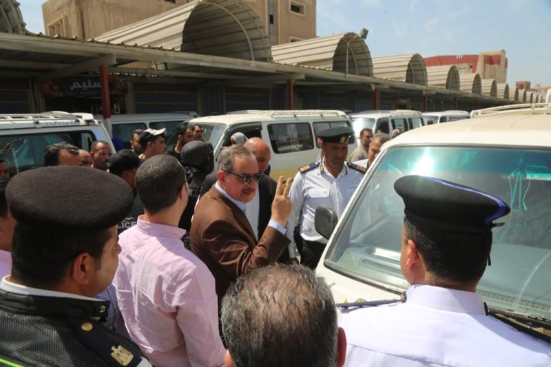 محافظ كفر الشيخ يتفقد مواقف سيارات الأجرة لمتابعة الالتزام بالتعريفة الجديدة
