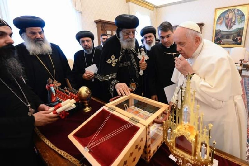 البابا تواضروس والبابا فرنسيس يتبادلان الهديا