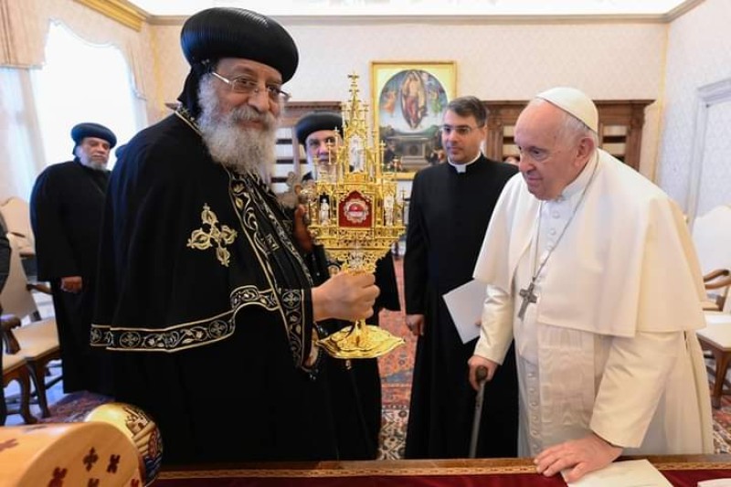 البابا تواضروس يهدي الفاتيكان رفات شهداء ليبيا