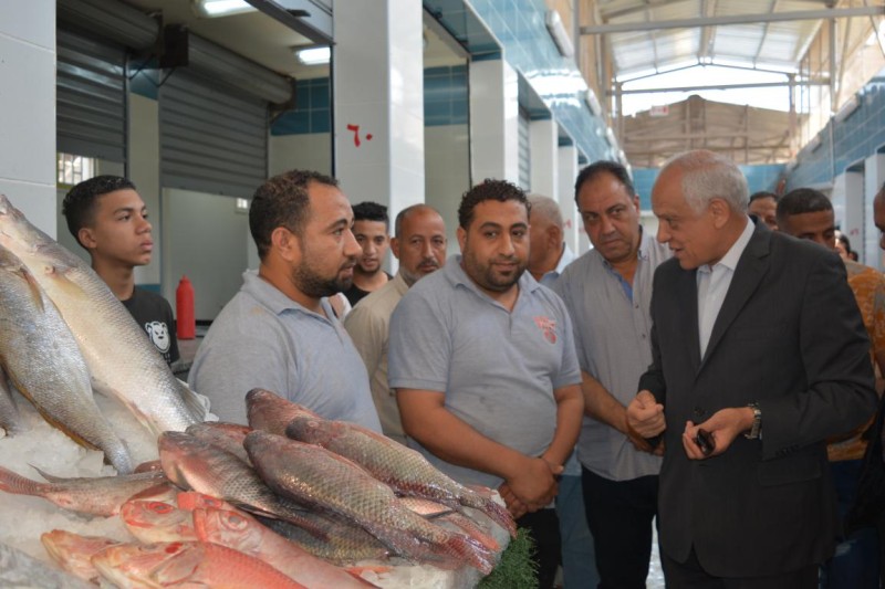 محافظ الجيزة يتابع حركة البيع والشراء بسوق السمك الحضاري