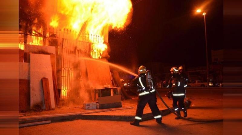 السيطرة على حريق أمام مول البستان دون خسائر بشرية