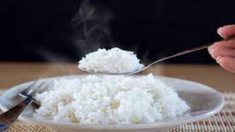 مرأةطبيب يكشف اضرار إعادة تسخين الأرز