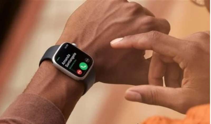 ساعة ” Apple Watch” تنقذ حياة سيدة من الوفاة بجلطة