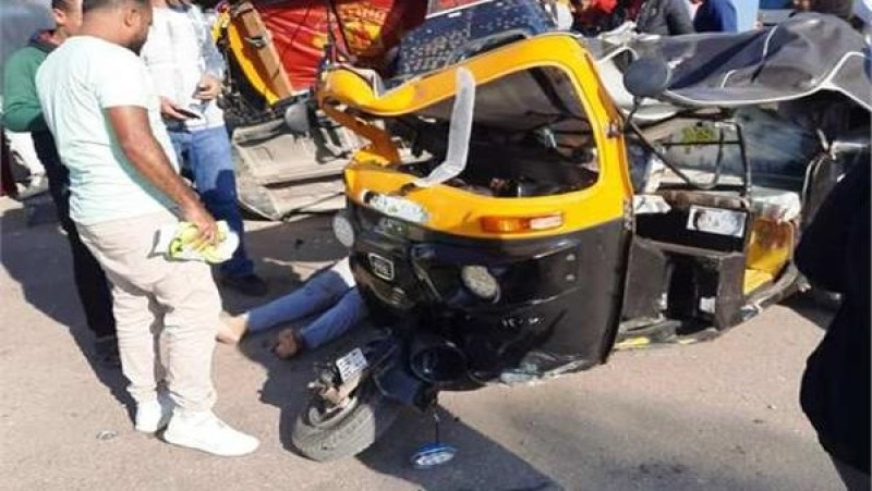  إصابة 9 أشخاص فى حادث تصادم سيارة نقل وتوك توك - ارشفيه