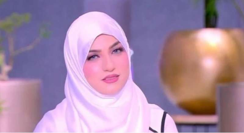 ياسمين عز تظهر بالحجاب لأول مرة