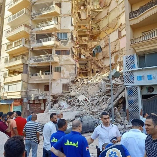 النيابة الإدارية تفتح تحقيق عاجل جراء انهيار عقار الإسكندرية