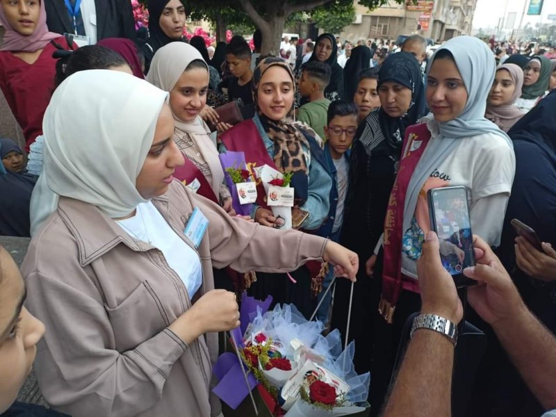توزيع ورود وحلوى على أهالي كفر الشيخ (صور)