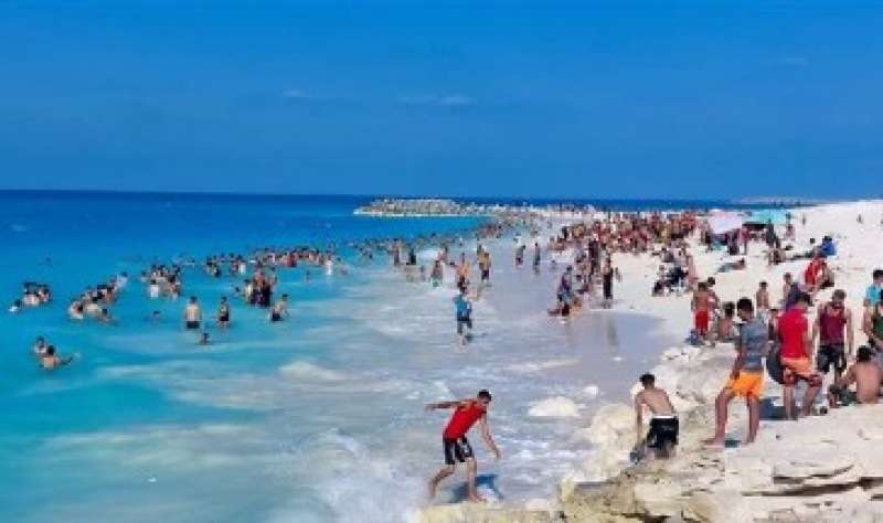 محافظ الاسكندرية يتحدث عن أكبر شاطئ مجاني | فيديو