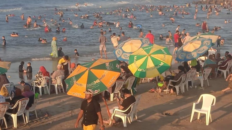 إقبال كبير من أهالي كفر الشيخ على شواطئ مصيف بلطيم