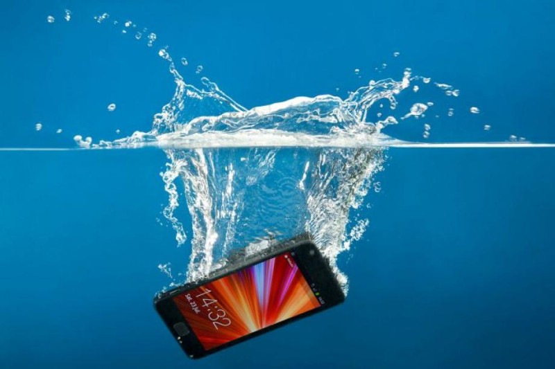 بدون ارز .. خاصية تنقذ الهاتف المحمول عند السقوط في الماء ؟