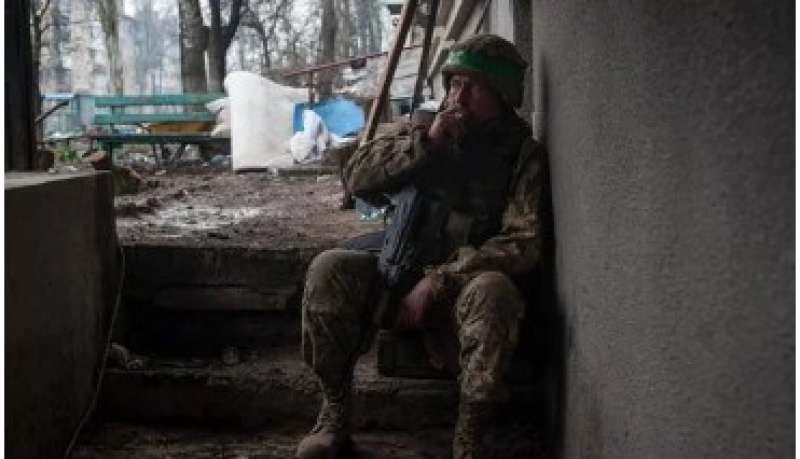 لتحسين مزاج الجنود.. أوكرانيا تخطط لتقنين الحشيش بدعم زيلينسكي