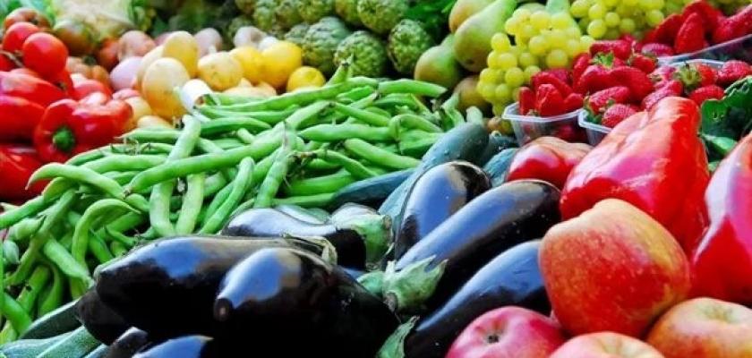 الطماطم 29 جنيهًا والتفاح 60.. تباين أسعار الخضروات والفاكهة بالأسواق