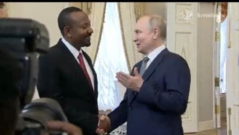 قبل إنعقاد القمة الروسية الأفريقية.. إجتماع بوتين مع رئيس وزراء إثيوبيا