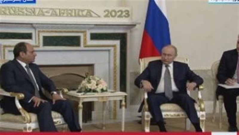 لحظة استقبال بوتين لـ السيسي في سان بطرسبرج (فيديو)