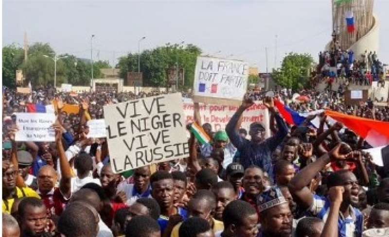 أمام سفارة النيجر.. تظاهرات حاشدة في باريس