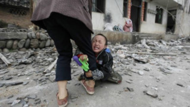 دقائق الرعب الصيني .. انهيار عشرات المنازل جراء الزلزال |فيديو