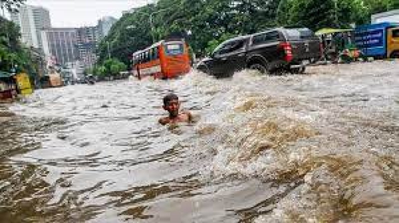 فيضانات بنجلاديش .. قتلت 55 وتتسبب بضرر مليون آخرين