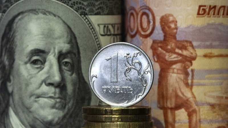 بعد الانهيار امام الدولار .. المركزي الروسي يرفع سعر الفائدة لـ3.5%