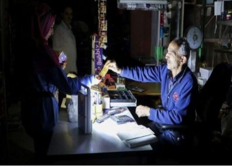 الكهرباء تعود إلى لبنان بعد انقطاع 24 ساعة