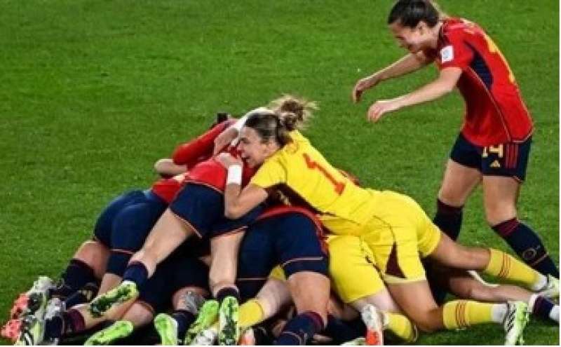 جريمة على الهواء .. مدرب منتخب إسبانيا للسيدات متهم بفعل فاضح