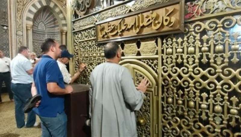 حكم الصلاة في المساجد التي بها أضرحة.. الإفتاء توضح
