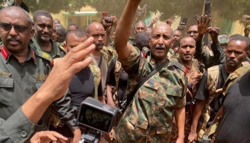 البرهان يعود الى السودان  بعد زيارة لمصر.. وقصف عنيف لـ”الدعم السريع” في دارفور
