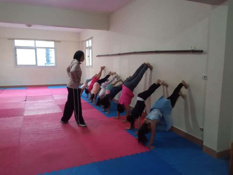 75 طفلة تشارك في تدريبات الجمباز ضمن مبادرة ”صيف شبابنا” بمركز شباب طوسون