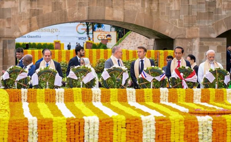 زياة الرئيس لضريح غاندي على هامش قمة مجموعة العشرين بالهند