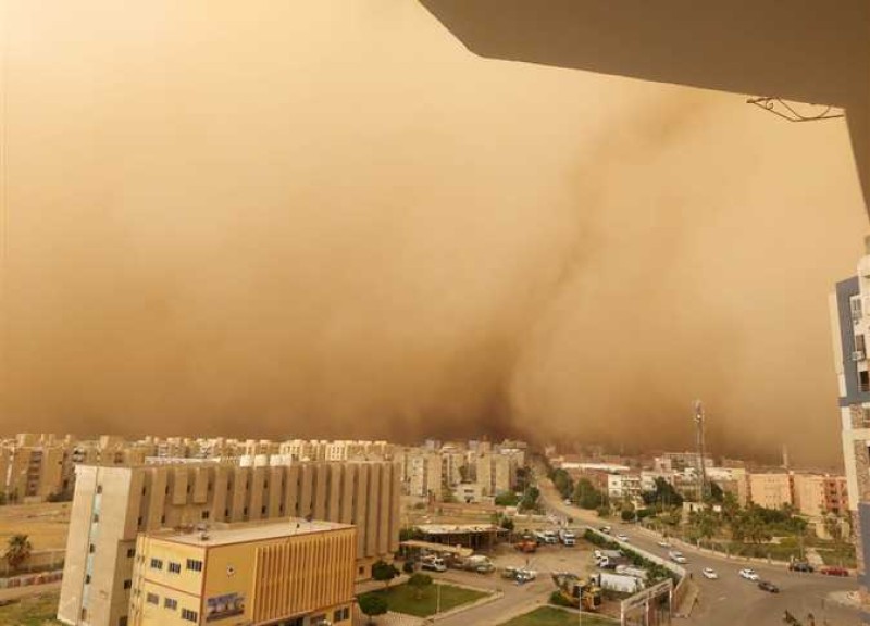 «الجو قلب».. إعصار دانيال يصل القاهرة بعاصفة ترابية