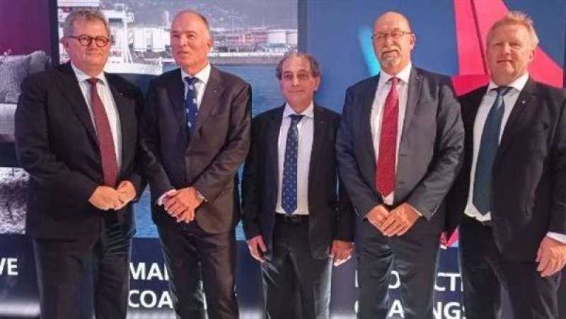 سفيرة النرويج تفتتح مصنعًا لإنتاج الدهانات بالعاشر من رمضان