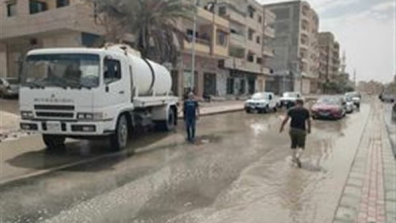 عمليات شفط وتصريف مياه الأمطار بشوارع العريش