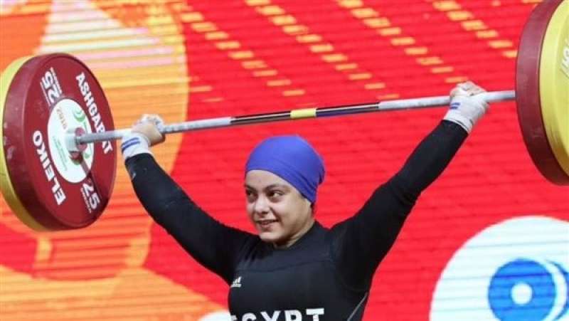 وزير الرياضة يهنئ سارة الفائزة بذهبية بطولة العالم لرفع الأثقال