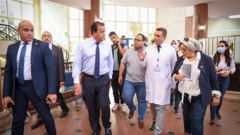وزير الصحة يبحث تجهيز مستشفى القباري بأجهزة إنتاج النظائر المشعة لتشخيص السرطان وعلاجه